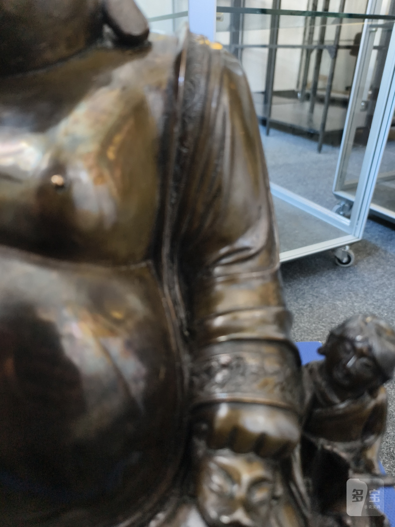 A large cast bronze figure of seated Budai with boys on a lotus pedestal - 图7